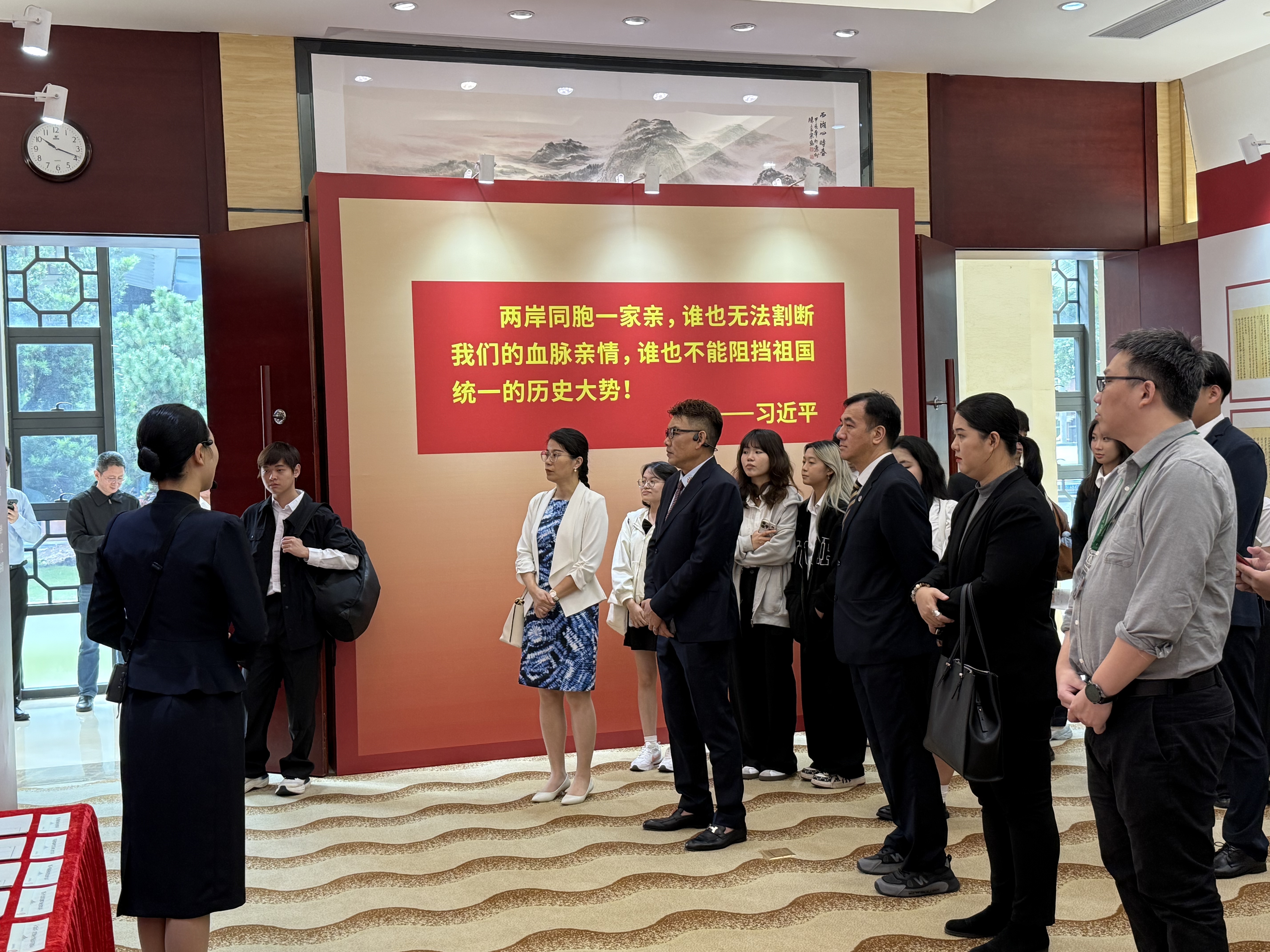 图:参观纪念台湾光复80周年档案史料展