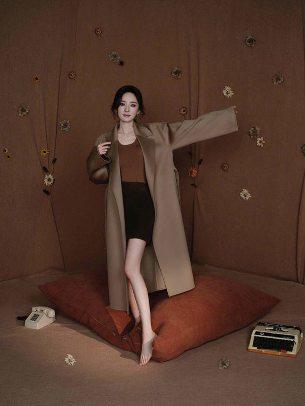 搜狐娱乐讯 30日,杨幂参加活动的造型美照释出,她身着驼色大衣气质温柔,大方秀纤细美腿,颜值养眼!