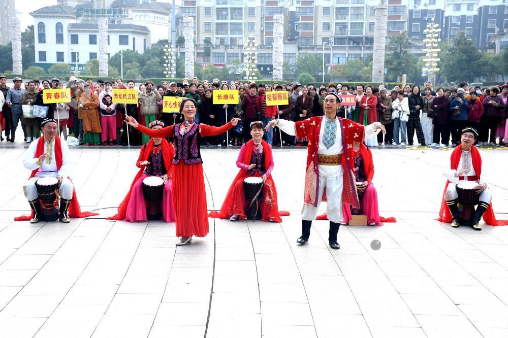 2025年10月28日，在九九重阳节来临之际，江西省抚州市南丰县老年体协举办的“情暖金秋 爱在重阳”“农商银行”杯文体展示活动在桔都文化广场火热举行。