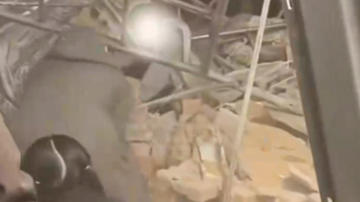 长沙一墙体倒塌，目击者称有人被困，救护车消防车均已到场营救