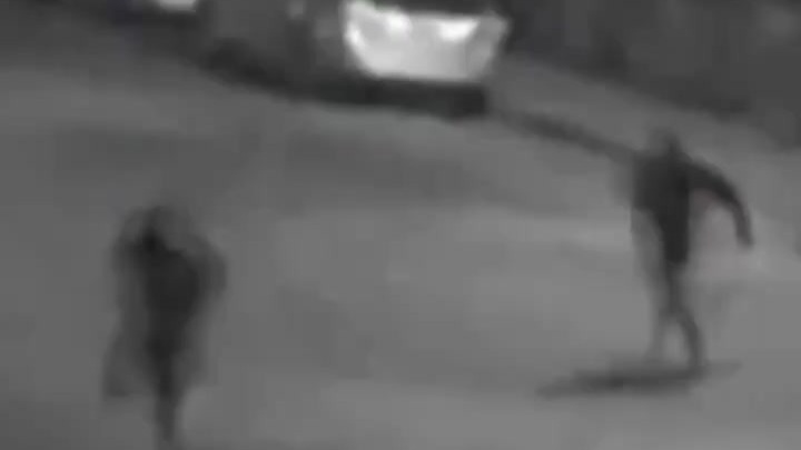 前员工怒杀美国印度裔“霸总”案，警方披露其喜欢虐待员工：领工资得先做300~500个俯卧撑，支票还时常不能取现