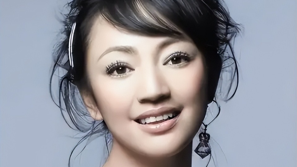 她曾被陈坤陆毅追求，最后却嫁给“丑丈夫”，如今掌管半个娱乐圈封面图