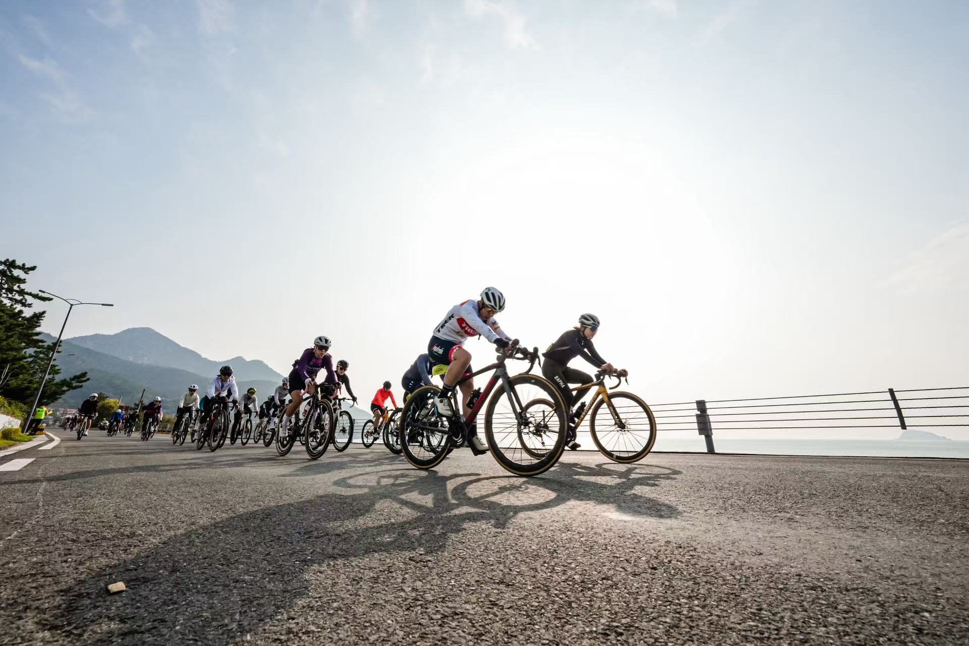 2025年第三届“山海骑遇”环半岛自行车赛圆满举行 山海新场景催热崂山赛事经济