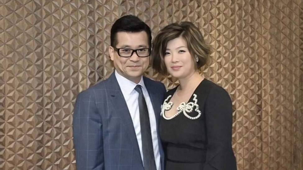 香港知名女星正在办离婚，遭老公持刀恐吓，为孩子和家庭下跪求饶封面图