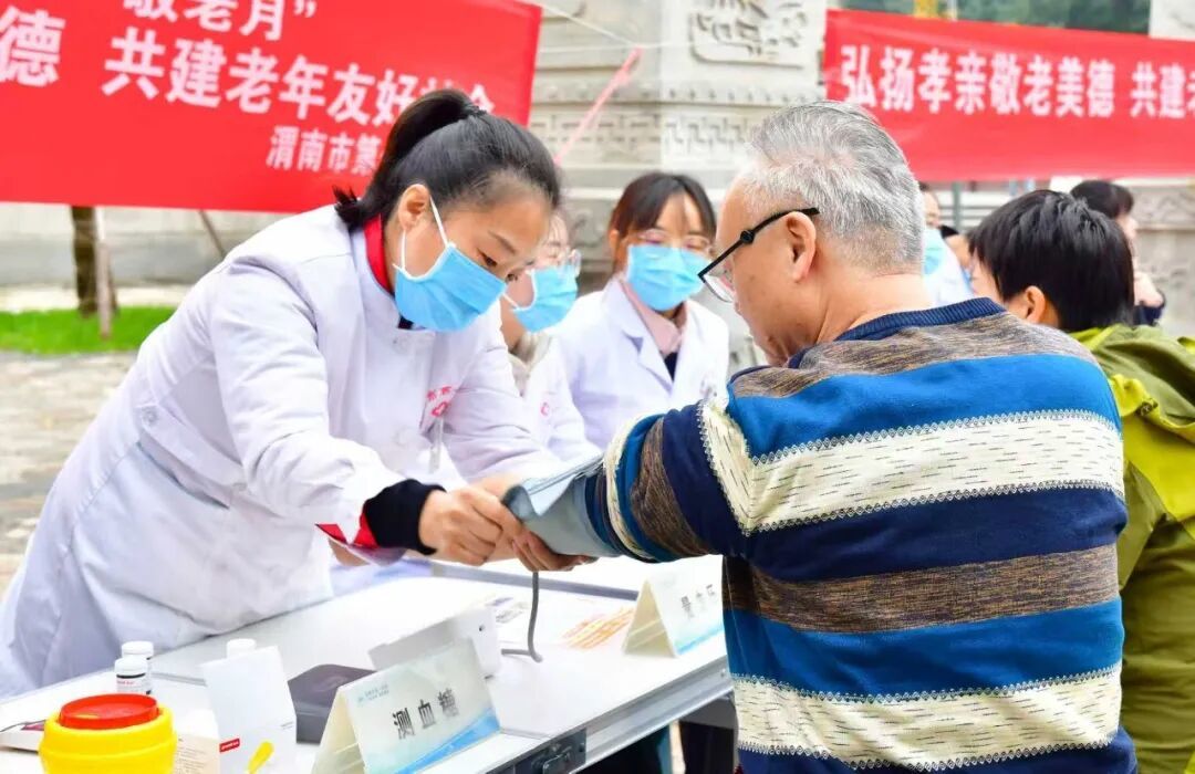 渭南市2025年“敬老月”主题宣传及义诊活动现场