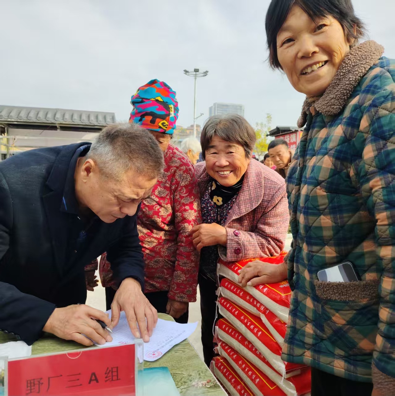 中华美德尽传承 温暖人心在重阳 开封市西湖街道野厂村开展重阳节敬老活动