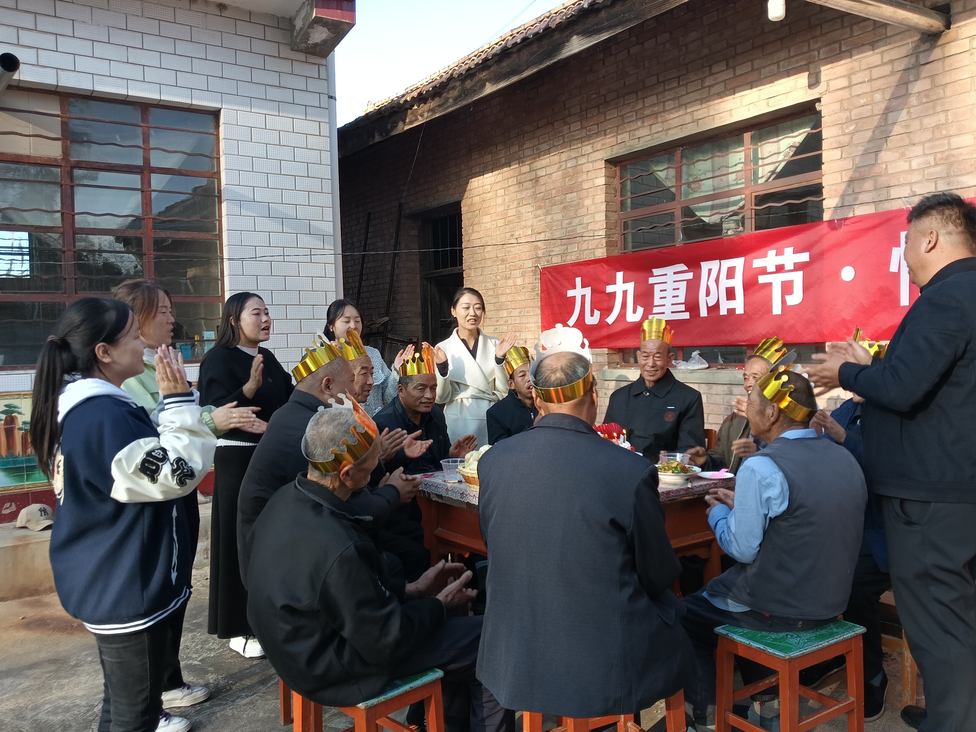 志愿者在上良镇合集村为郑国琦老人祝寿　王小兰　摄