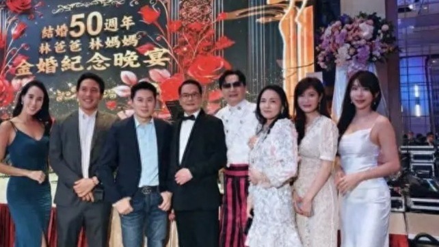 林心如为父母办金婚，74岁妈妈超年轻贵气，霍建华穿T恤太随意封面图