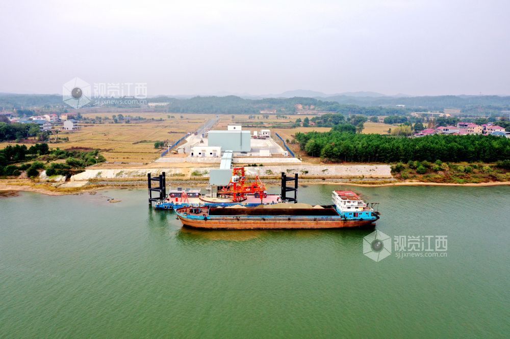 2025年10月27日,两艘货船有序停靠在江西省吉安市峡江县巴邱镇王家货运码头装载货物。