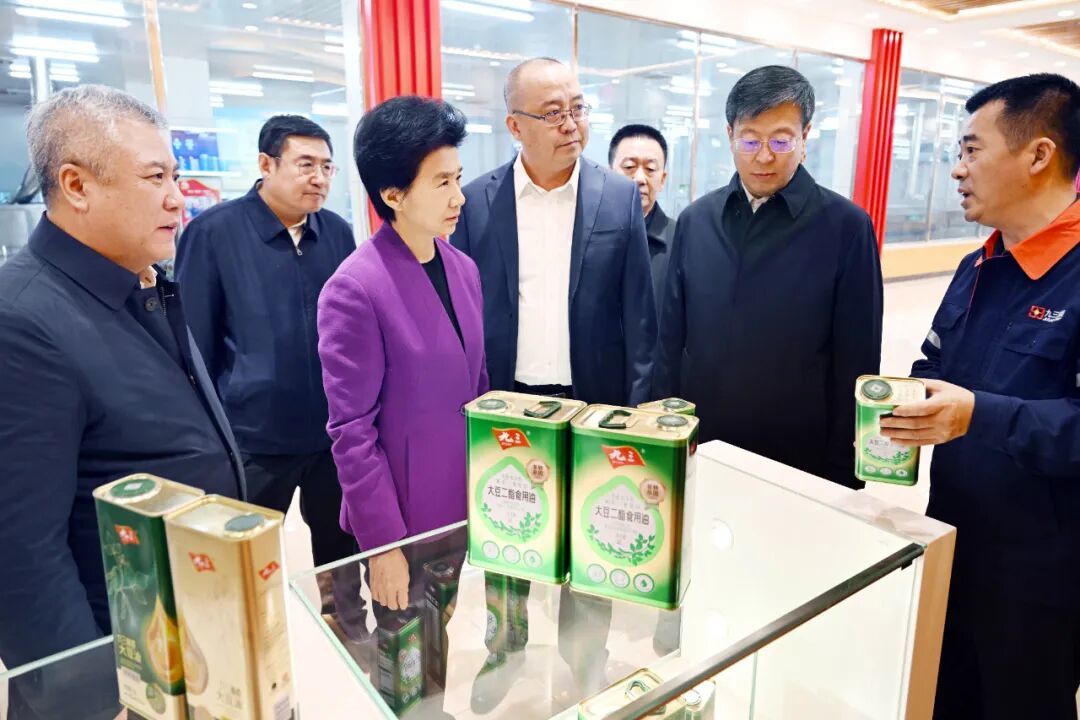 梁惠玲来到九三食品股份有限公司,观看产品展示。