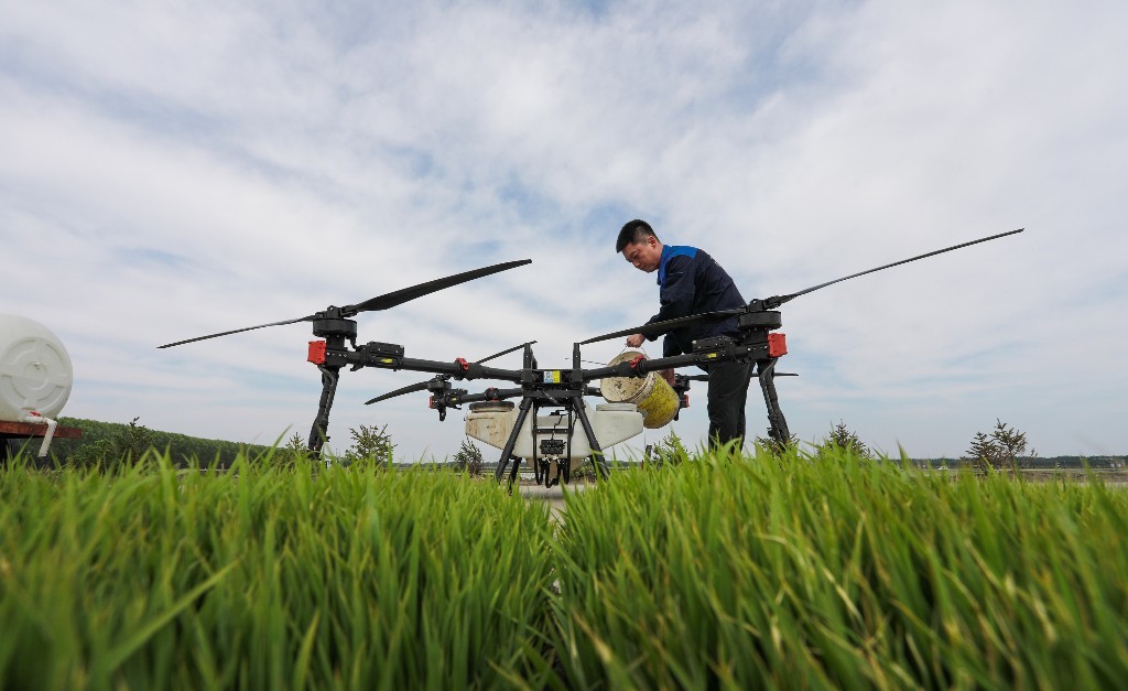 无人机值班作业 周立军 摄