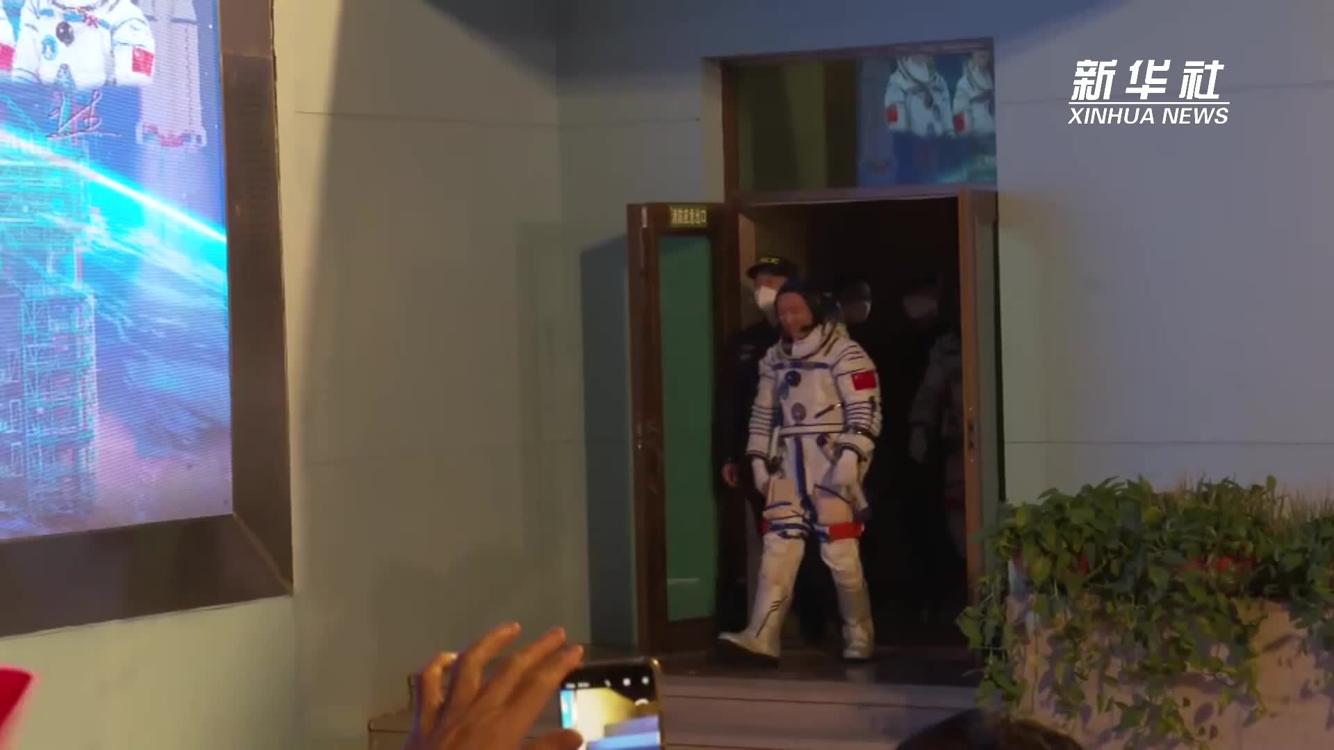 神舟二十一号航天员张陆、武飞、张洪章领命出征