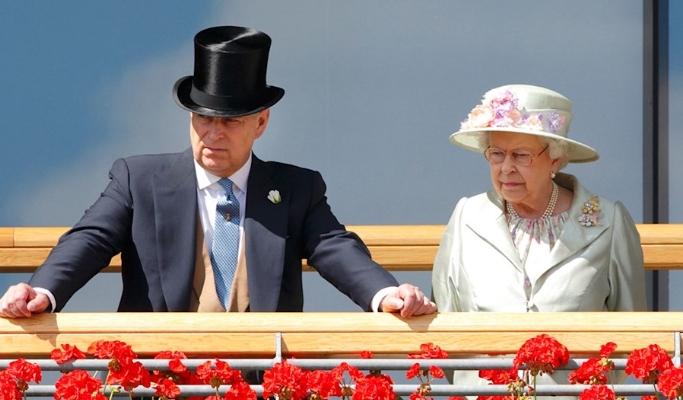 人物丨从“英女王最爱的儿子”到被废,他是如何一步步走到今天的?