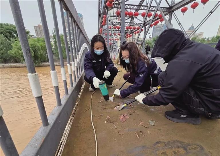 工作人员维护桥面道路