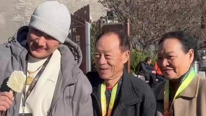 馆长在长城和85岁老爷爷合影，老爷爷：凡是支持祖国统一的，我们都应该热情相待