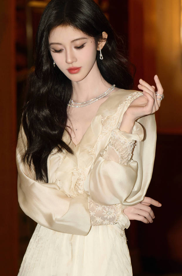 鞠婧祎姿态端庄，女神范儿十足。