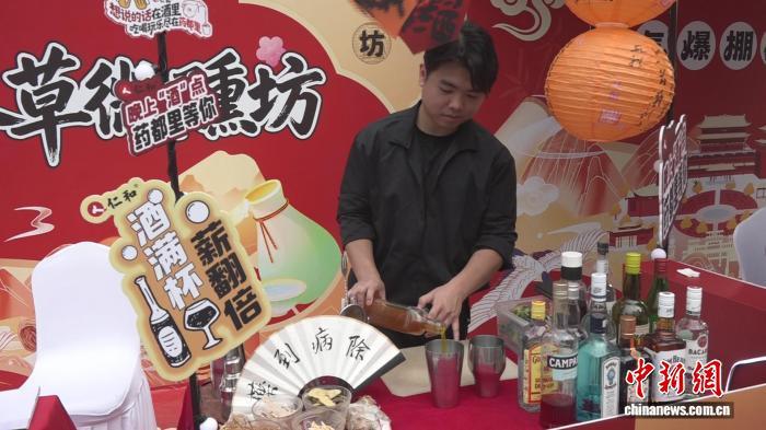 正在调制草本鸡尾酒的酒吧主理人。　姜涛 摄