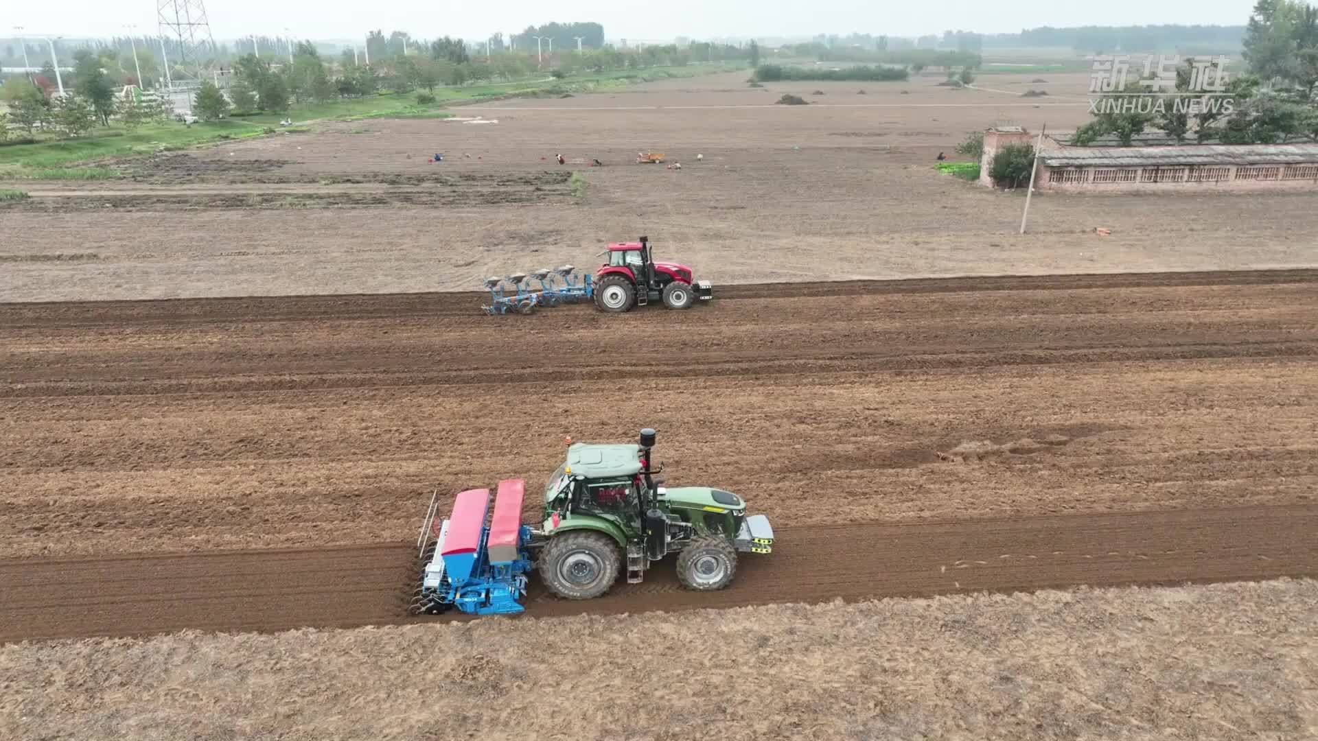 河南：“北斗”无人农机助力秋播秋种