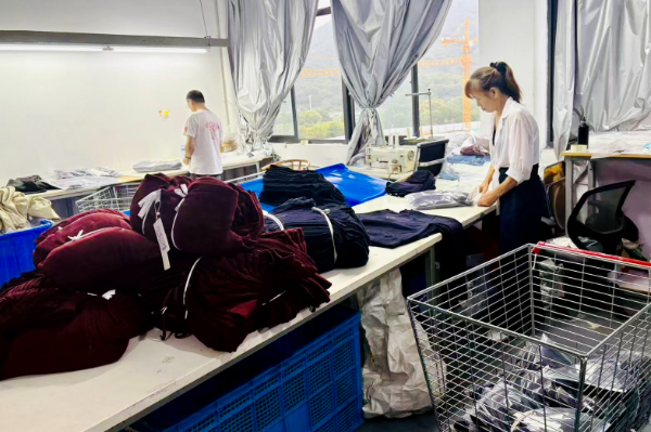 图为2025年10月18日，女装品牌TURNSIGNAL的仓库内，工作人员为“双十一”备货的现场。（受访者供图）