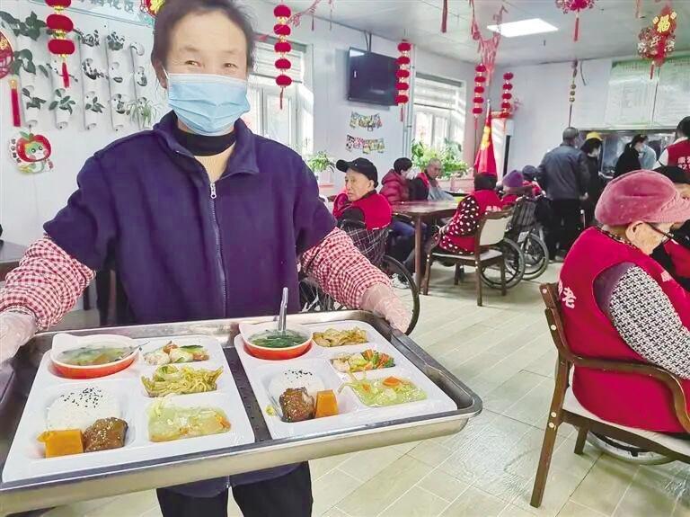 社区养老餐厅营养餐受到老年人欢迎