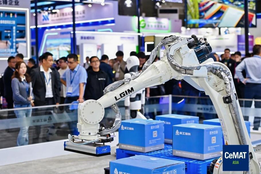图：机器人、机器狗、机械臂等高科技装备