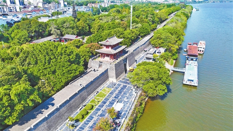 赣州：贡江两岸斑斓秋色引客来（图）