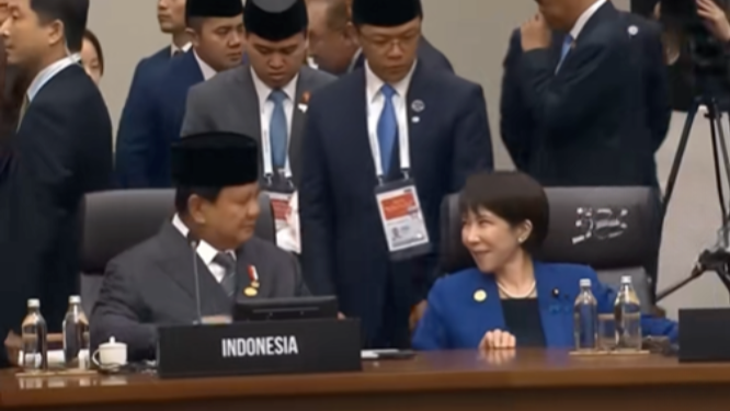 APEC会议上，高市早苗滑动椅子，满脸笑容靠近印尼总统交谈