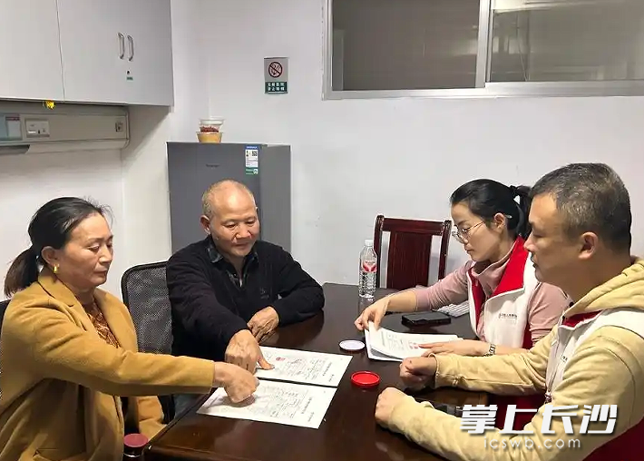颜剑波因突发脑出血离世后，其父母强忍悲痛，决定捐献儿子可用器官。均为长沙晚报通讯员 崔璟 夏旭东 供图