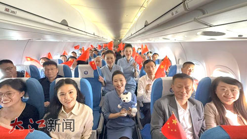 10月28日,瑞金至遵义航班首航旅客。