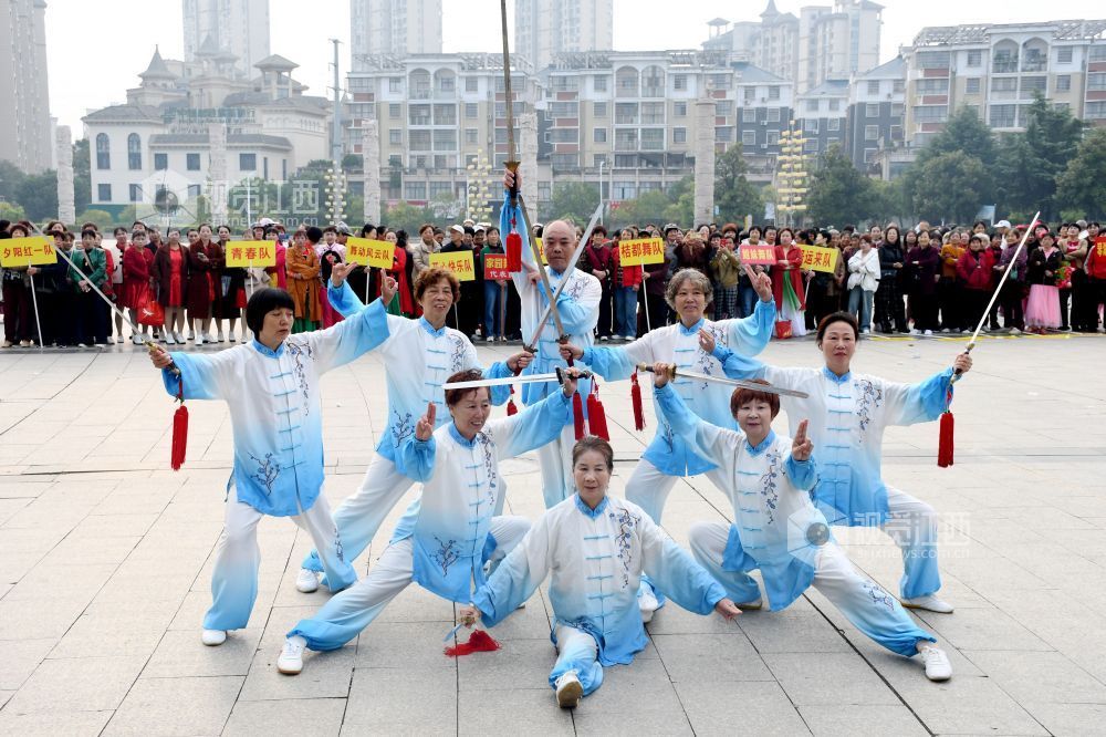 2025年10月28日，在九九重阳节来临之际，江西省抚州市南丰县老年体协举办的“情暖金秋 爱在重阳”“农商银行”杯文体展示活动在桔都文化广场火热举行。