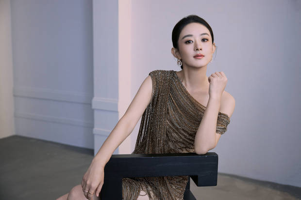 赵丽颖穿斜肩礼服，尽显闪耀之美。