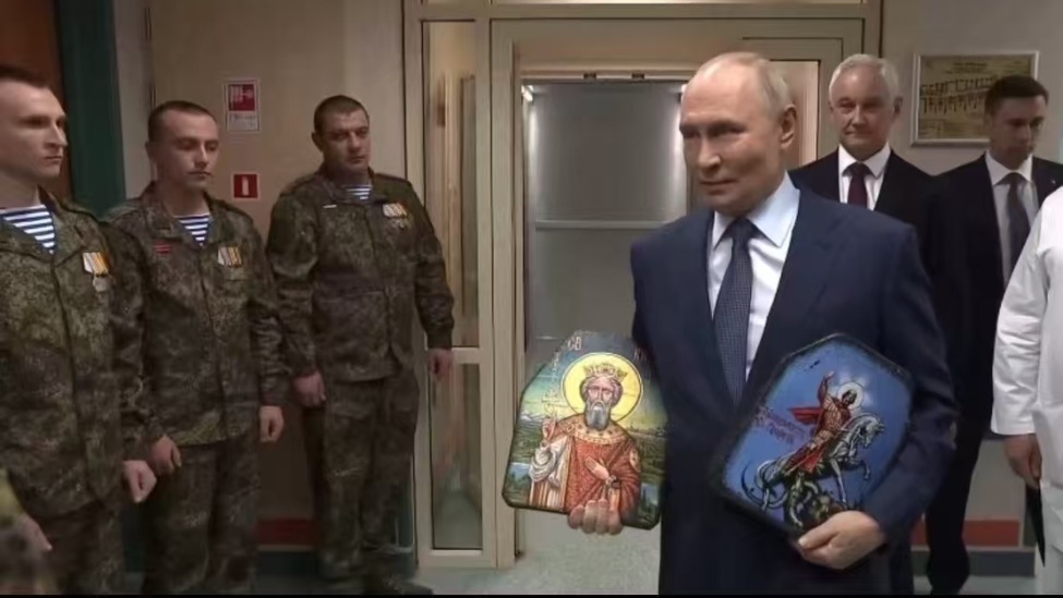 普京手持圣像看望伤兵:你们冒着生命危险却还记得我的生日
