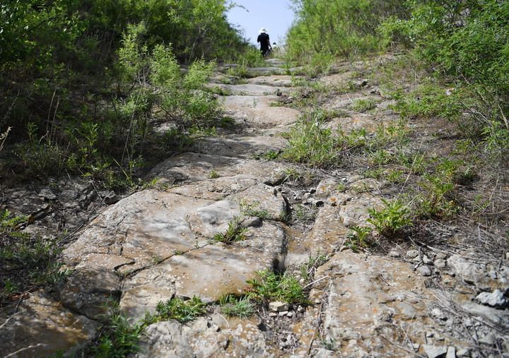 河北省滦平县十八盘宋辽古驿道上的车辙印迹(2023年7月5日摄)。新华社记者 牟宇 摄