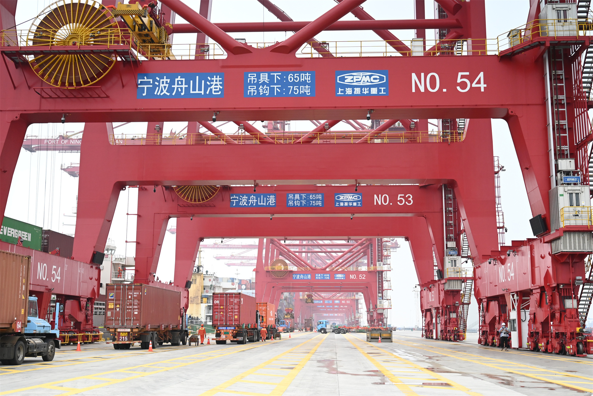 宁波舟山港生产现场 。宋兵摄