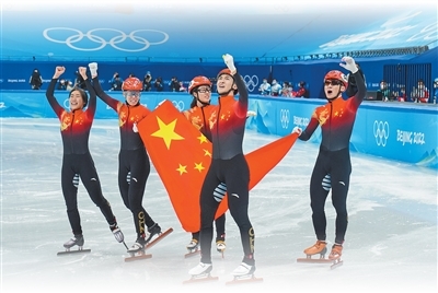 2022年北京冬奥会短道速滑混合团体接力比赛后,武大靖(右二)和队友庆祝夺冠。王伟伟摄(影像中国)