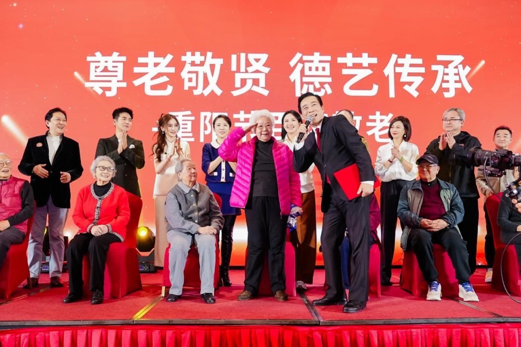 现年97岁的著名电影表演艺术家、八一电影制片厂演员剧团原团长田华向众人敬礼