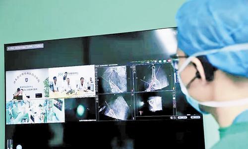 在2代天玑骨科机器人辅助下,北京专家远程操控,沧州中西医结合医院院长李晓明带领团队配合,精确完成了骨盆骨折内固定置入手术。 石颖超摄