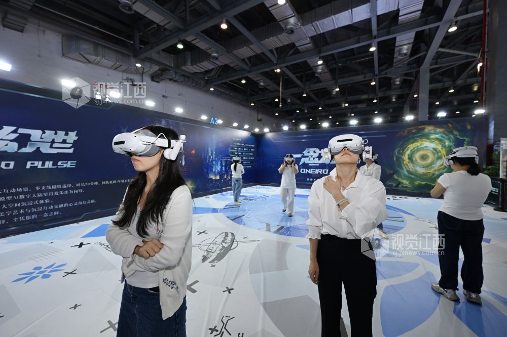 游客正在感受XR大空间沉浸式体验项目。