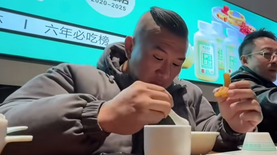 网红“馆长”挑战喝北京豆汁，喝前喝后对比令人捧腹