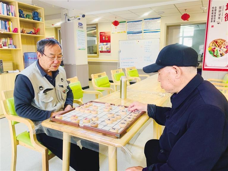 老年人在社区党群活动中心下棋