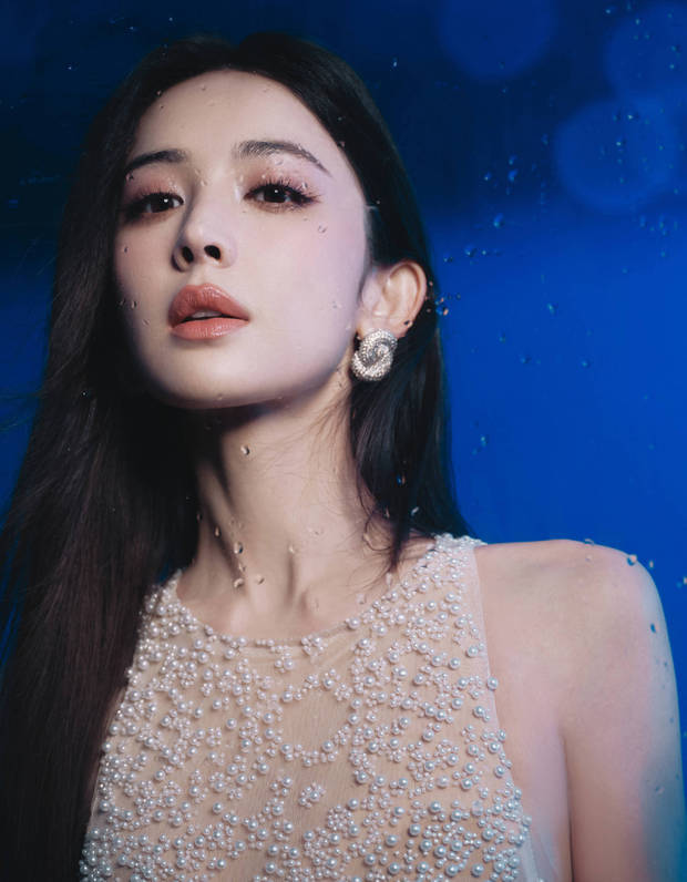 娜扎眉眼间故事感满满。