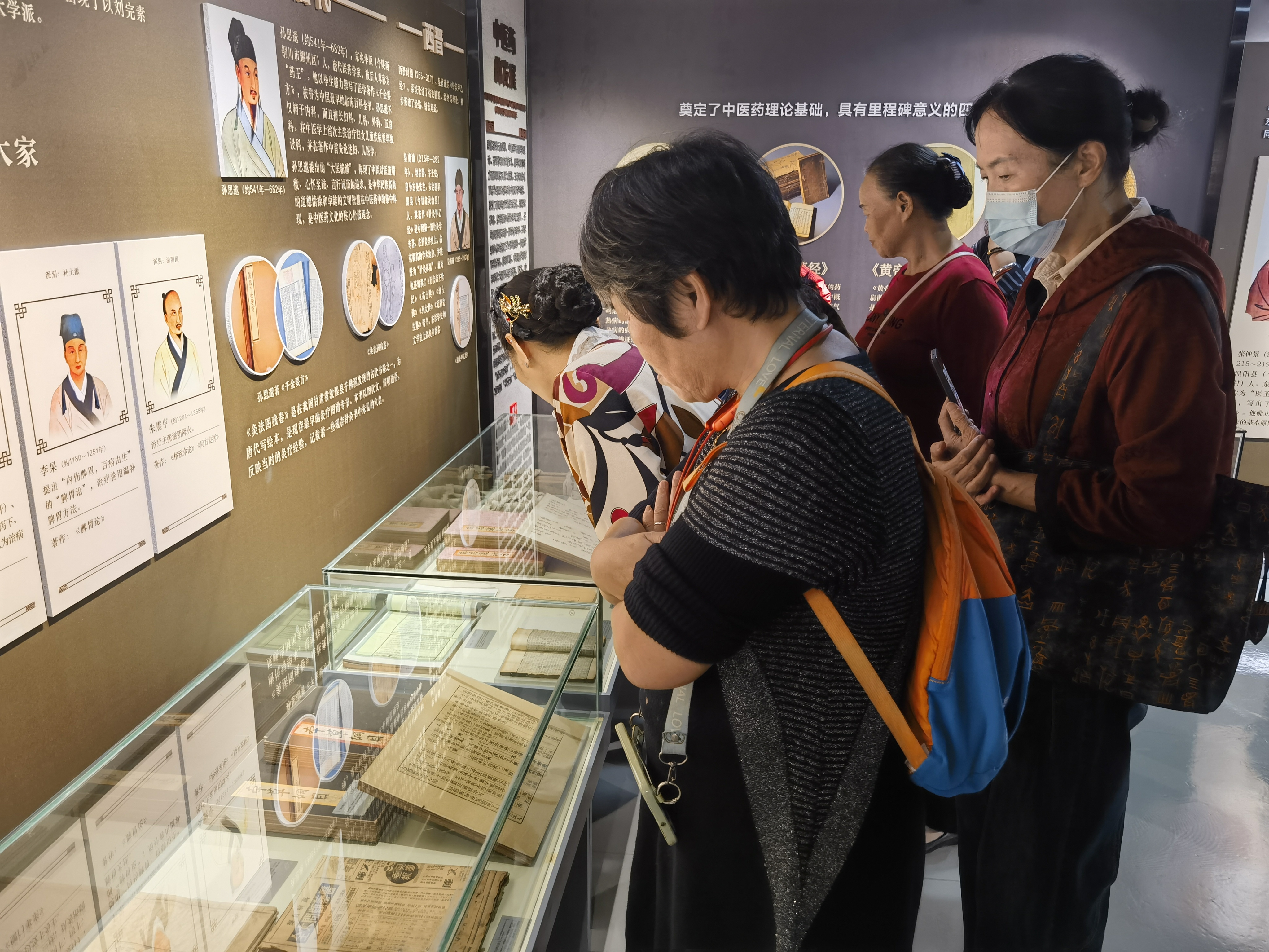 当中医药遇上重阳节 坪山区中医院为老龄大学学员送健康