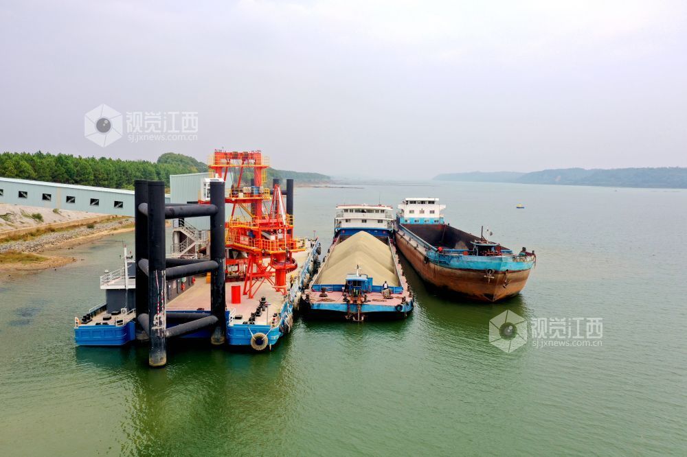 2025年10月27日,两艘货船有序停靠在江西省吉安市峡江县巴邱镇王家货运码头装载货物。