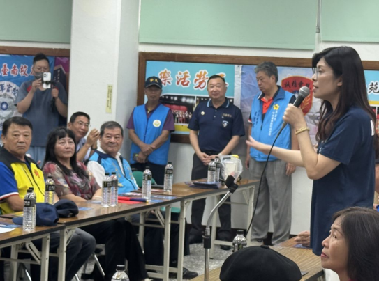 ▎郑丽文(右)在台南与当地党员座谈,强调中生代接棒,团结在野力量。(图源:中华日报)