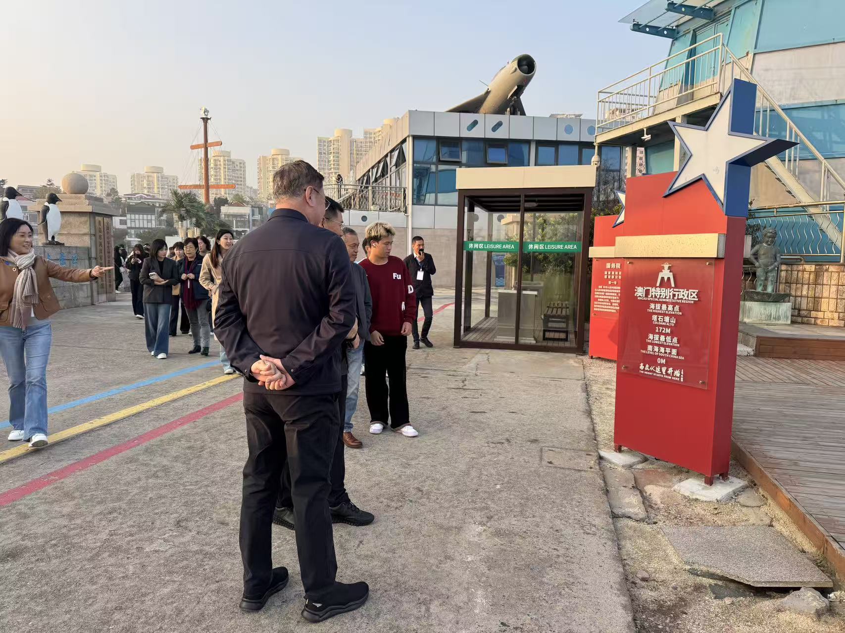 青澳同心铸忠魂 零点研学悟担当—— 澳门青年代表团走进青岛水准零点景区