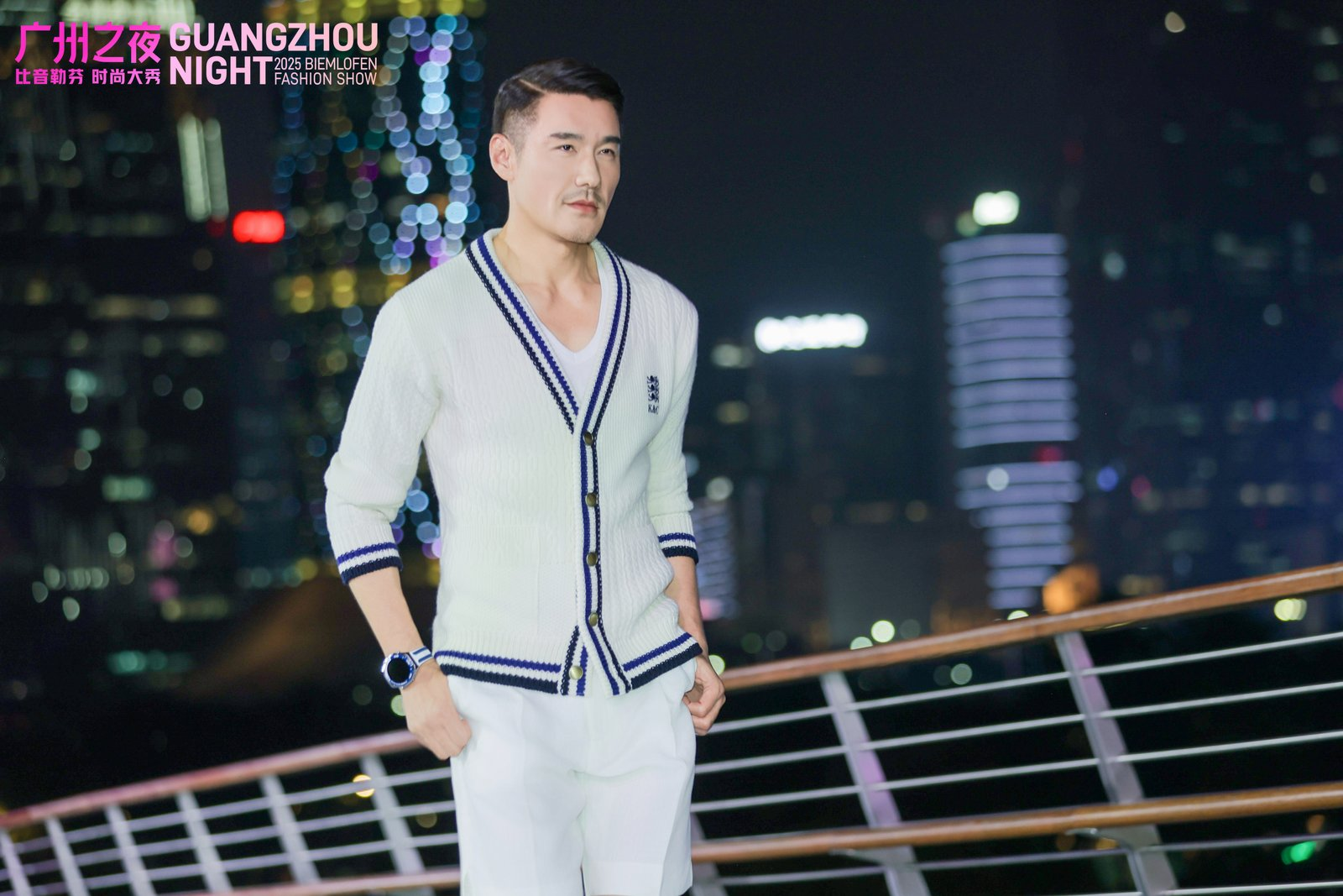 图：胡兵在“广州之夜·比音勒芬时尚大秀”走秀现场