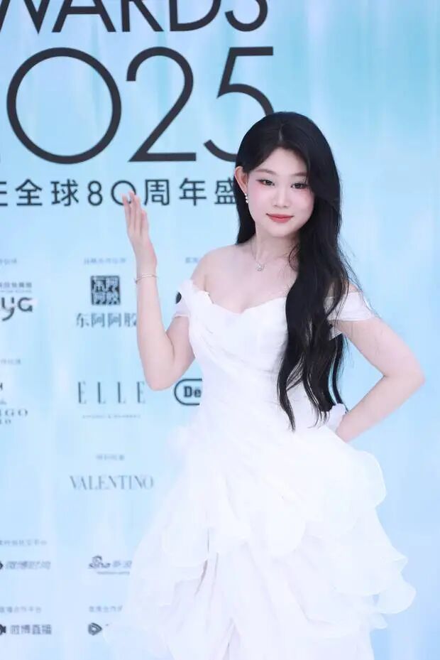 沈佳润身着白色露肩纱裙,俏皮灵动。