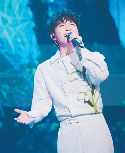 周深演出照。资料图片