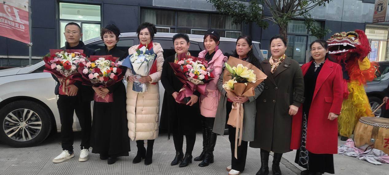 热情好客的主办方准备了鲜花和舞狮节目迎接新加坡客人