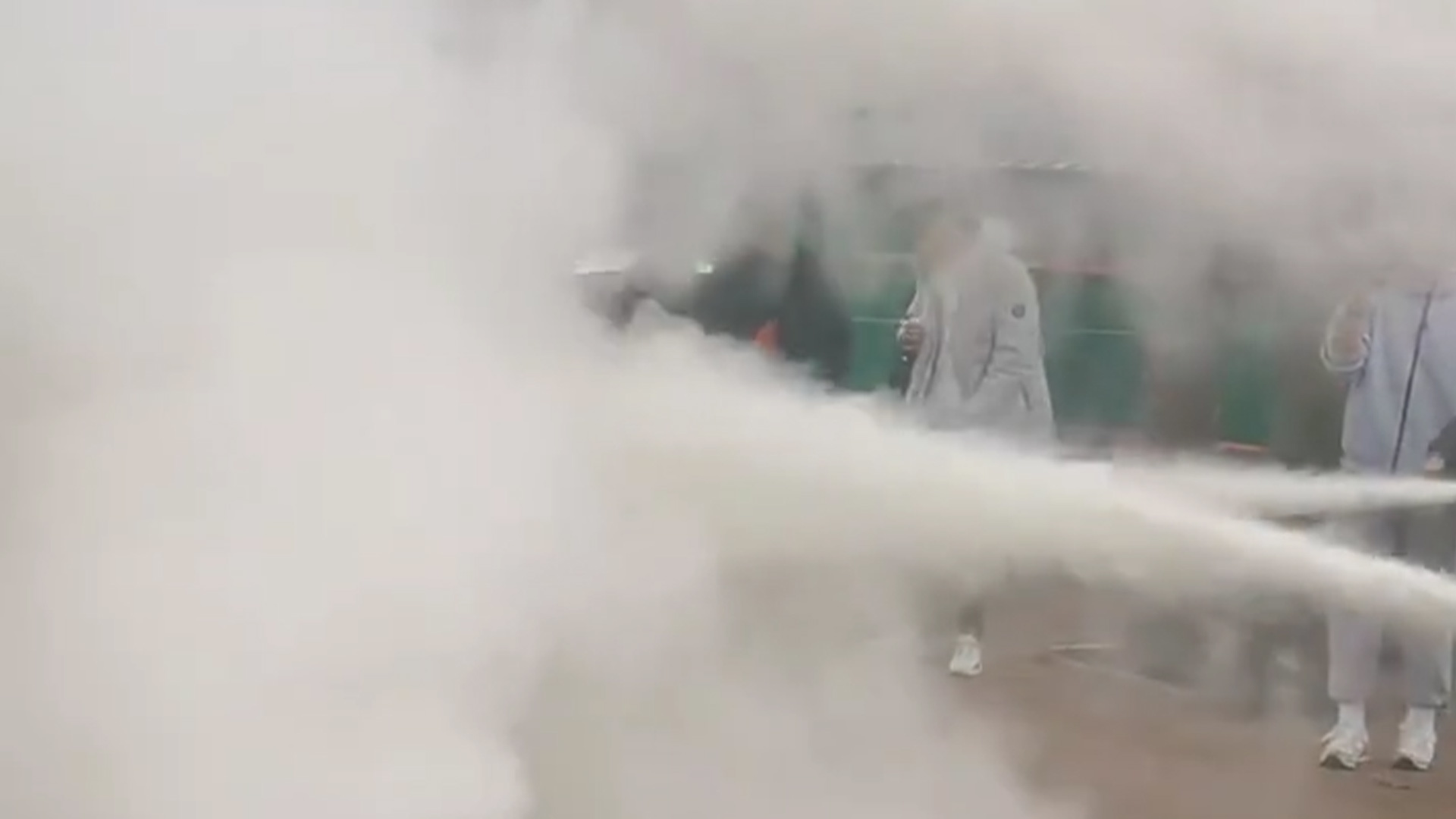 又见离谱婚闹！河南一新郎被绑树上遭灭火器喷射，律师：如造成损害，侵权人应担责